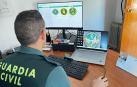 Un agente de la Guardia Civil trabajando en el ordenador