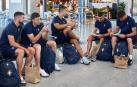 De izda. a dcha., Arguibide, Bretones, Osambela, Unai Santos y Rafa Martínez en el aeropuerto de Noáin antes de la salida del vuelo