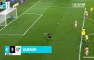Jonathan Dubasin se dispone a lanzar un penalti contra el Cádiz en el Nuevo Mirandilla