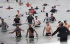 Un grupo de inmigrantes en la playa junto al paso fronterizo del Tarajal en Ceuta