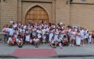 Niños, padres y demás familiares, juntos en la plaza del Ayuntamiento de Murchante