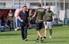 Braulio Vázquez y Cata saludan al técnico Ramis en una sesión anterior