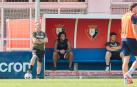 Valentin Rosier siguió el entrenamiento desde el banquillo.