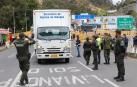 Integrantes de la Policía de Colombia custodian el paso de camiones con doce toneladas de ayuda humanitaria a Colombia