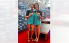 Laura Garde y Lola Sarriguren posan con la medalla de bronce