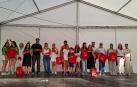 Los ganadores del concurso de tortillas de patatas de Imárcoain posan con sus premios