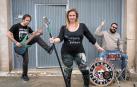 Los integrantes del grupo de rock Carmín Eléctrico, de izquierda a derecha, Raúl Echarren Larrión -bajo-, Emma Casado Leoz -voz-, y Frank Lockhart Lostale -batería