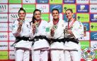 La navarra Ariane Toro, segunda por la derecha, posa con el bronce