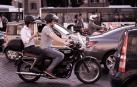 Una moto, en el tráfico urbano