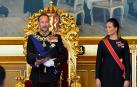 Haakon VIII presta juramento en el Parlamento noruego como nuevo monarca