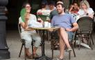 Abanicos, helados, refrigerios... Todo servía para combatir las altas temperaturas este sábado, 5 de septiembre, en el Casco Viejo de Pamplona