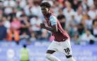 El jugador navarro Adama Boiro salta al campo el pasado sábado en su debut con el West Ham
