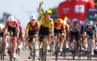 El británico del Visma Lease a Bike Matthew Brennan cruza la meta de Palos de la Frontera señalando su cuarta victoria en La Vuelta 2026