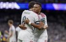 Fede Valverde y Kylian Mbappé, goleadores del partido, se abrazan tras el tanto del urguayo