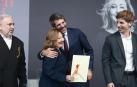 La actriz Carmen Machi (c, i), recibe este sábado el Premio Nacional de Cinematografía 2026 de manos del ministro de Cultura, Ernest Urtasun (c, d), durante la celebración del 74 Festival Internacional de Cine de San Sebastián.