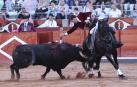 El rejoneador Guillermo Hermoso de Mendoza, en la lidia de su primer toro en la feria taurina en honor a la Virgen de la Vega, en Salamanca