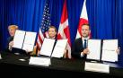 El presidente de Estados Unidos, Donald Trump, la primera ministra de Dinamarca, Mette Frederiksen, y el primer ministro de Groenlandia, Jens-Frederik Nielsen, muestran los documentos firmados durante la ceremonia de firma de un acuerdo trilateral de seguridad en el Ártico