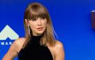 Taylor Swift posa para los fotógrafos a su llegada a los premios VMAs en los que batió el récord como la artista más premiada en la historia de estos galardones