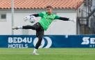 Aitor Fernández se perfila para ejecutar un golpeo de balón.j.p. urdíroz