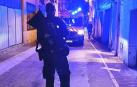 Una ambulancia y un agente de la Guardia Civil