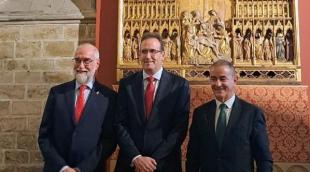 El consejero Fernando Domínguez, el premiado Antonio López, y el presidente del COFNA, Alberto Mantilla