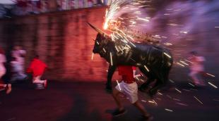 Toro de fuego por las calles de Pamplona en San Fermín
