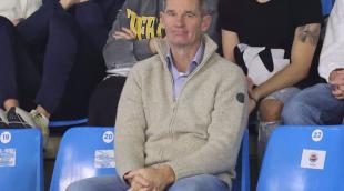 Iñaki Urdangarin viendo en la grada un partido de balonmano de su hijo Pablo