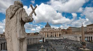 Nubes sobre la Plaza de San Pedro en el segundo día del cónclave, en la Ciudad del Vaticano, este jueves