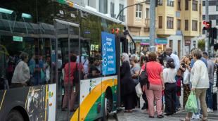 Numerosas personas esperan para subir en una villavesa