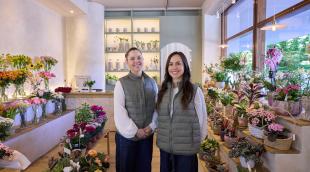 Irene y Julia Arellano Zapatero, en la floristería El Jardín de la calle Iturrama 43 de Pamplona