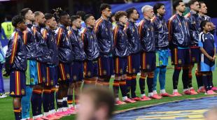 Víctor Muñoz, escuchando el himno de España en Atlanta junto a sus compañeros