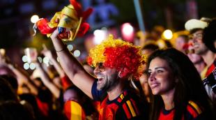 Aficionados celebran la victoria de España en las semifinales del Mundial 2026 que han disputado frente a Francia, desde la "fan zone" de la Plaza de Colón en Madrid, este martes