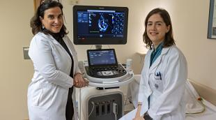 A la izquierda, la doctora Agnes Díaz Dorronsoro, junto a la doctora Nahikari Salterain, especialistas en Cardiología de la Clínica Universidad de Navarra