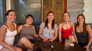 Eider Goñi, Idoia Moreno, Estela Hernández y Marina Aguerri; en la hora del café