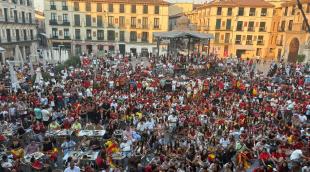 Ambiente para ver la fina del Mundial en la plaza de los Fueros de Tudela