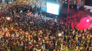 Vídeo: El pitido final en la plaza del Castillo desata la locura