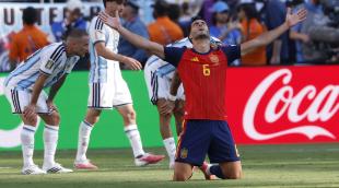 Mikel Merino mira al cielo para celebrar el título del Mundial