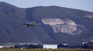 Avión aterrizando en el aeropuerto de Pamplona / Noáin