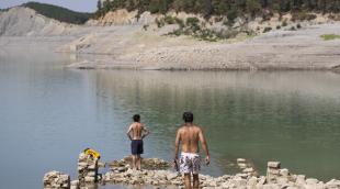 *A: Irati Aizpurua San Román *F: 19-08-26 *T: Fotos para apertura sobre embalses, de carácter lúdico y del nivel del agua. *L: Embalse de Yesa
