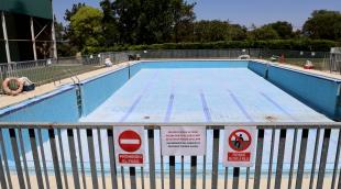 Piscinas de Igúzquiza, vacías y cerradas como han permanecido todo este verano.