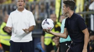 El entrenador del Villarreal, Iñigo Pérez, durante el partido contra el Real Betis en el estadio de La Cerámica
