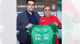 Asier Cotelo, presidente del Xota posa junto a Gonzalo Iglesias, ‘Morenín’ el nuevo entrenador del club