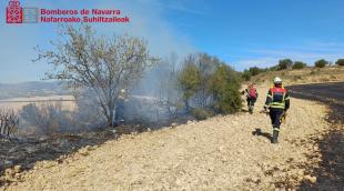 Una quema controlada se extiende a una zona de campo y monte bajo en Allo