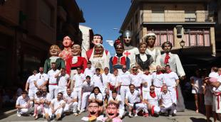 Los miembros de las comparsas de Fitero, Cascante y Cervera del Río Alhama posan junto a sus figuras