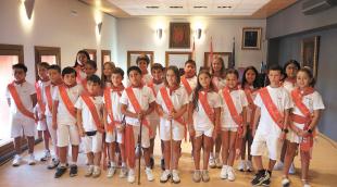 Los 21 niños nacidos en 2016 que formaron parte del Ayuntamiento Chiqui posan en el interior de la Casa Consistorial tras celebrarse el traspaso de poderes