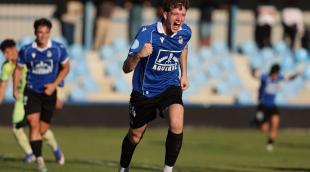 Imanol Urdániz, jugador de la Peña Sport, celebra con rabia el 1-0