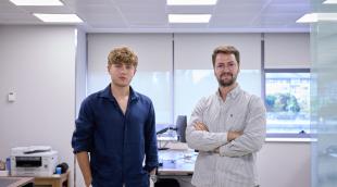 Xabier Catalán (izquierda) y Nicolás Imízcoz (derecha) en la nueva sede de Voltis en Zizur