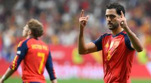 El navarro Mikel Merino hace un gesto con las manos para celebrar su gol frente a la República Checa con la selección española