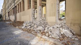 Aberturas en la fachada del antiguo colegio en la calle Sangüesa, donde va a ir un paso peatonal