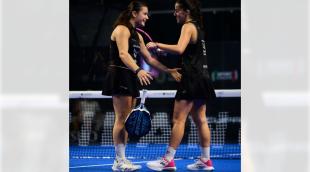 Martina Calvo y Claudia Fernández celebran la victoria y el pase a la semifinal del Oysho Milano Premier Padel P1